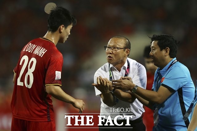 박항서 감독(가운데)이 이끄는 베트남이 25일 북한과 평가전에서 1-1 무승부를 기록하며 2년간 무패 행진을 벌여 새해 1월 아시안컵에 대한 기대감을 높이고 있다./AP.뉴시스