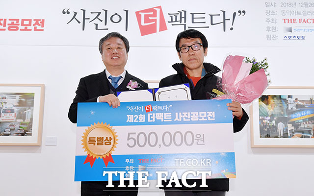 한국기자협회상 수상자 이명재 씨(오른쪽).