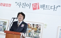 [TF포토] 더팩트 사진전 축사 남기는 이동희 회장
