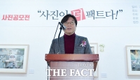 [TF포토] '더팩트 사진전' 인사말 남기는 이근영 인신협 회장