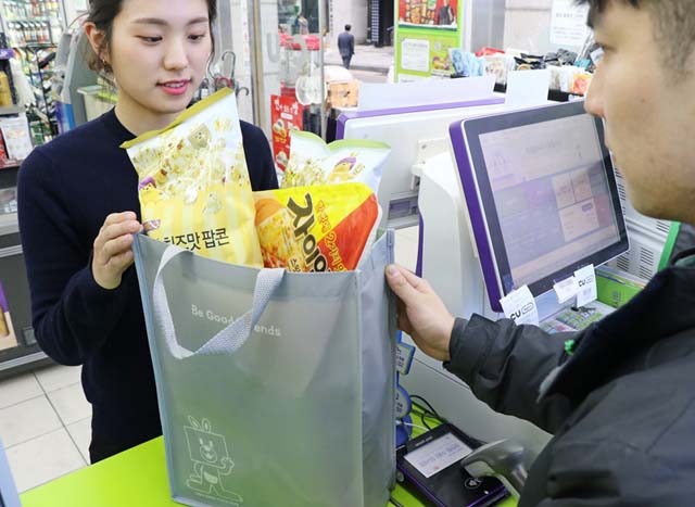 편의점 CU가 27일부터 비닐봉투 대신 장바구니를 빌려주는 서비스를 시작한다. /BGF리테일 제공