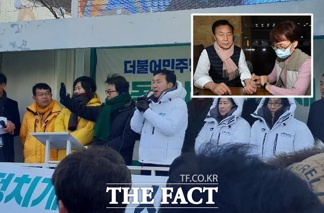 손학규(가운데) 바른미래당·이정미 정의당· 정동영 민주평화당 대표 등 야3당 대표가 27일 오후 신촌 젊음의 거리에서 연동형 비례대표제 도입 국민보고대회에서 발언하고 있다. 오른쪽 위 얼마 전 10일 간 단식하던 때의 손 대표 모습. /신촌=이원석 기자