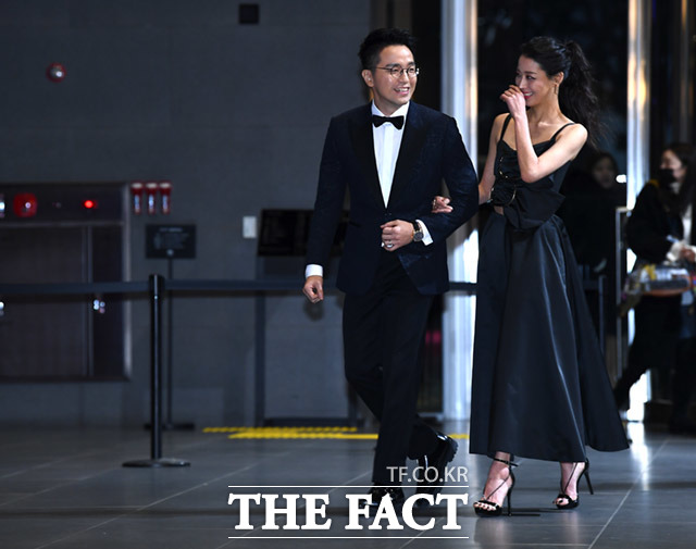 신영수(왼쪽), 한고은 부부가 28일 오후 서울 마포구 상암동 SBS 프리즘타워에서 열린 2018 SBS 연예대상 포토월에 참석하고 있다. /임세준 기자