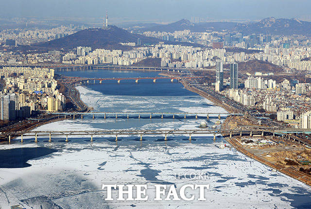 29일 전국에 한파가 이어지는 가운데 바람또한 강해 체감온도가 낮을 것으로 보인다. 기상청 관계자는 전국 대부분의 지역이 강풍주의보가 발효됐고 체감온도가 낮을 것이다며 주의를 당부했다.