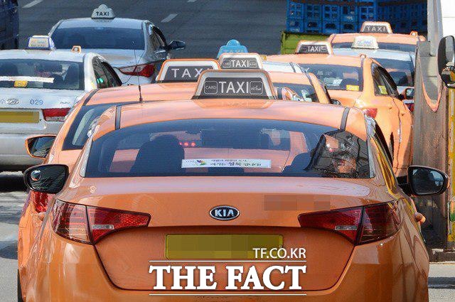 카카오와 택시 업계의 갈등이 지속되고 있는 가운데 카카오택시 호출 건수와 서비스 이용 택시기사의 수는 늘어나는 추세다. /더팩트 DB