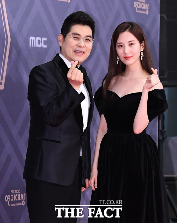 김용만(왼쪽)과 서현이 30일 오후 서울 마포구 상암동 MBC에서 열린 2018 MBC 연기대상에 참석해 포즈를 취하고 있다. /임세준 기자