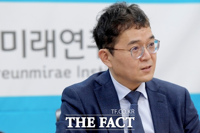 홍경준 바른미래당 바른미래연구원장이 지난 28일 오후 서울 여의도에 위치한 연구원에서 <더팩트>와 만나 올해의 정부와 바른미래당 행보에 대한 냉철한 평가한 평가를 내놨다. /여의도=이선화 기자