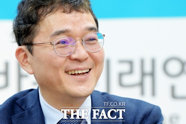 홍경준 바른미래연구원장이 지난 28일 오후 <더팩트>와의 인터뷰에서 선거제도 개혁과 관련한 자체 여론조사 결과의 특이점을 설명하며 밝은 표정을 짓고 있다. /이선화 기자