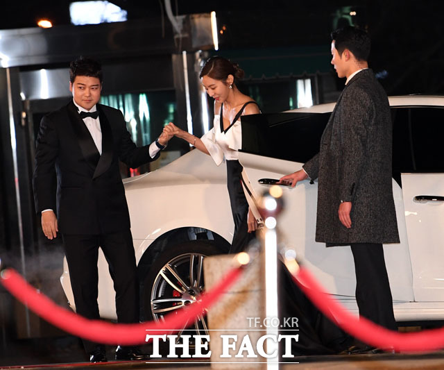 MC를 맡은 방송인 전현무(왼쪽)와 유이가 31일 서울 여의도 KBS에서 열린 2018 KBS 드라마 연기대상 시상식에 참석해 레드카펫을 걷고 있다./남윤호 기자