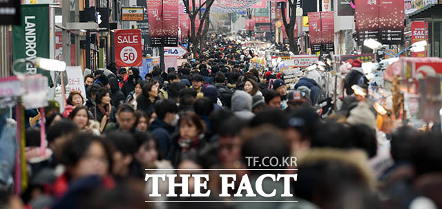 2018년 무술년(戊戌年)의 마지막 날인 31일 오후 서울 중구 명동에서 많은 시민들이 거리를 거닐며 한 해의 마지막 날을 즐기고 있다. /김세정 기자