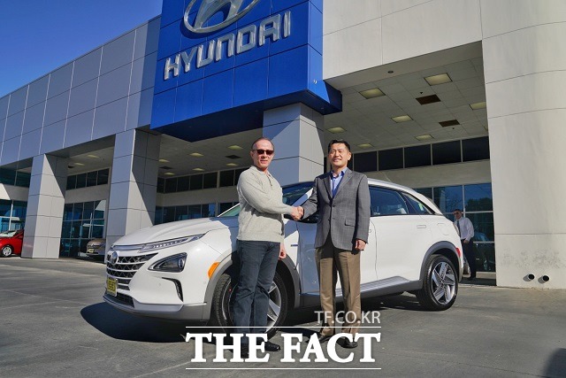현대차는 지난 28일(현지시간) 미국 캘리포니아 배너이에 있는 딜러점 키이스 현대에서 수소전기차 넥쏘의 미국 첫 고객 차량 전달식을 진행했다. /현대차 제공