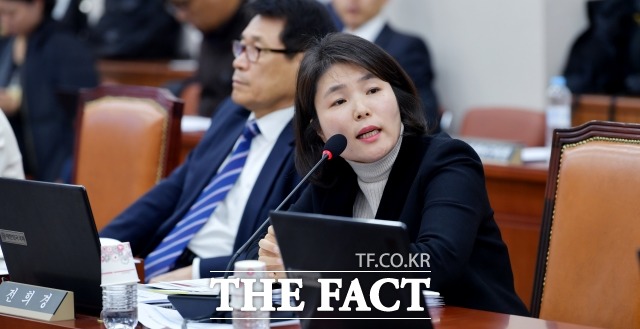 전희경 한국당 의원은 조국 수석을 향해 정권의 척수라고 비난했다. /이덕인 기자