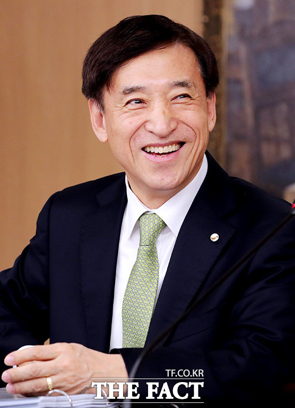 이주열 한국은행 총재가 내년을 위한 신년사를 발표하고 앞으로 통화정책 기조를 완화할 것이라고 밝혔다. /더팩트 DB