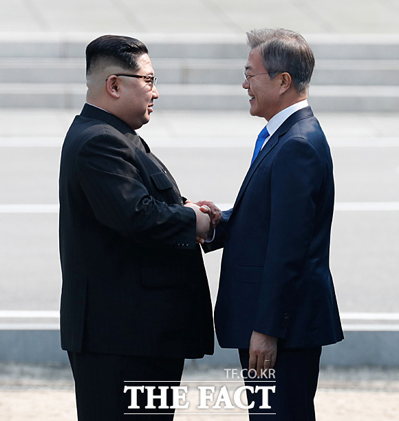 지난 4월 27일 문재인 대통령과 김정은 북한 국무위원장이 판문점에서 처음으로 만나 정상회담을 해 세계의 주목을 받았다. /한국공동사진기자단
