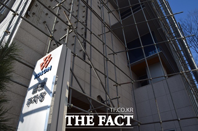 20여 년간 코오롱 주요 계열사의 본사로 이용된 코오롱 별관은 철거 후 높이 120m에 달하는 초고층 오피스텔로 바뀔 예정이다. /이한림 기자