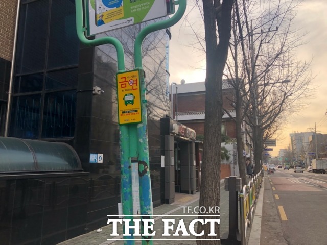 도로변에 있는 유치원 소속 교사들은 유동인구가 많아 흡연자도 많다고 설명했다. 유치원 입구 바로 앞 버스정류장은 금연구역이지만, 흡연자가 자주 있어 간접흡연을 우려하고 있다고 전했다./문혜현 기자