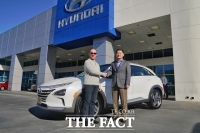  현대차 넥쏘 美 1호차 '친환경차 마니아' 낙점