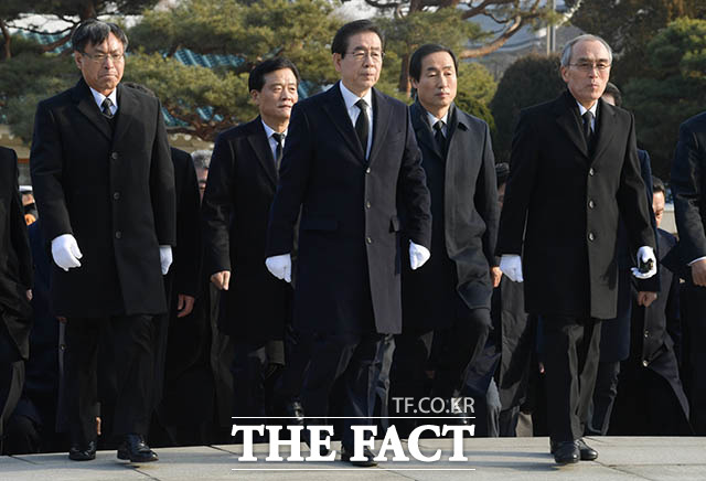 박원순 서울시장(가운데)과 서울시 구청장 등 서울시 관계자들이 2019년 기해년(己亥年) 첫날인 1일 오전 서울 동작구 국립서울현충원을 찾아 참배를 위해 이동하고 있다. /김세정 기자