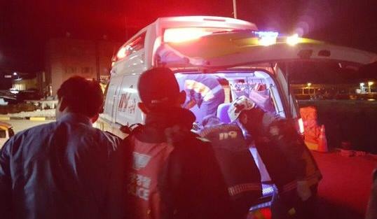 해돋이를 보기 위해 여수를 찾은 40대 여성 A 씨가 차량과 함께 바다에 빠져 숨졌다. 구조된 후 병원으로 이송되는 A 씨. /여수해경 제공