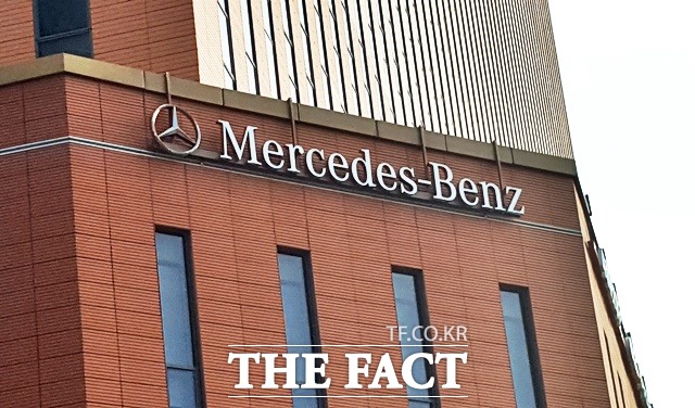 메르세데스 벤츠코리아가 거래상 우월적인 지위를 남용해 한국 딜러사들에 각종 갑질을 하고 있다는 의혹에 대해 공정위가 무혐의 처리한 것으로 확인되면서 관련 논란이 증폭하고 있다. 사진은 서울 중구 메르세데스 벤츠코리아 본사. /더팩트DB