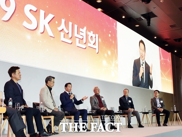 올해 SK그룹 신년회는 최태원 회장이 신년사를 발표하지 않고, 주요 관계사 CEO가 패널로 참여해 대담한 이후 최 회장이 마무리 발언을 하는 형식으로 진행됐다.
