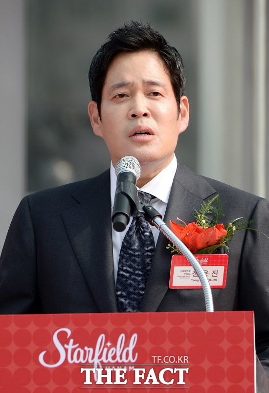 정용진 신세계 부회장이 2일 신년회에서 경영 화두로 중간은 없다를 제시했다. /더팩트 DB