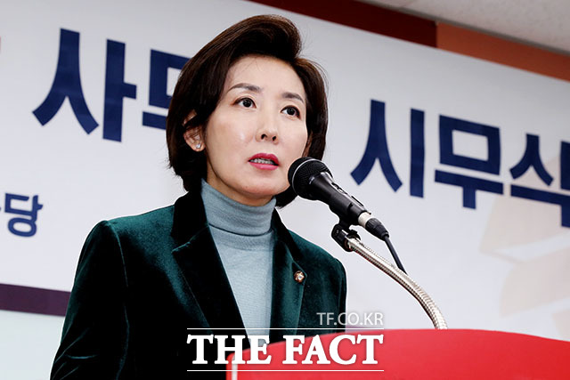 나경원 자유한국당 원내대표가 청와대 주최 신년회에 참석하지 않았다. 나 원내대표가 2일 한국당 당사에서 열린 2019 한국당 사무처 시무식에 참석해 인사말을 하고 있다. /이덕인 기자