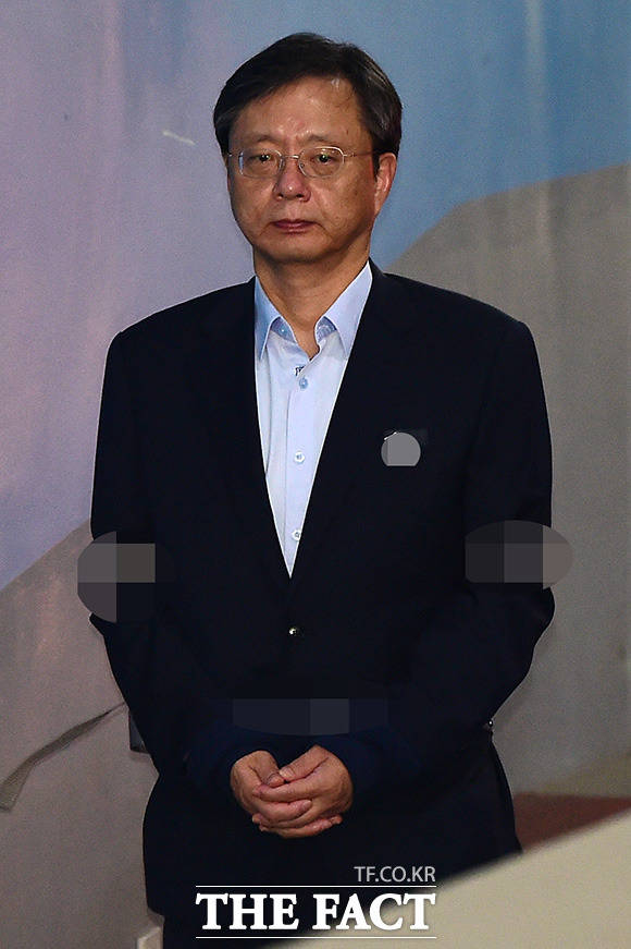 우병우 전 청와대 민정수석이 지난해 10월 23일 오후 서울 서초구 서울중앙지방법원에서 열린 27차 공판에 출석하고 있다. /남용희 기자