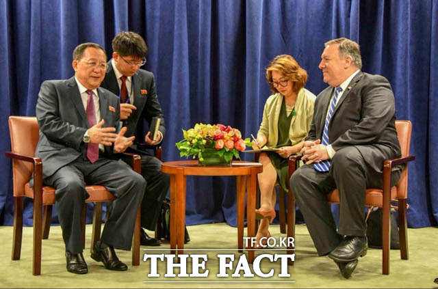 북미정상회담 전 단계인 북미 실무-고위급 회담 재개 여부에 관심이 쏠린다. 사진은 마이크 폼페이오(오른쪽) 미국 국무장관와 리용호 북한 외무상. /폼페이오 트위터 갈무리