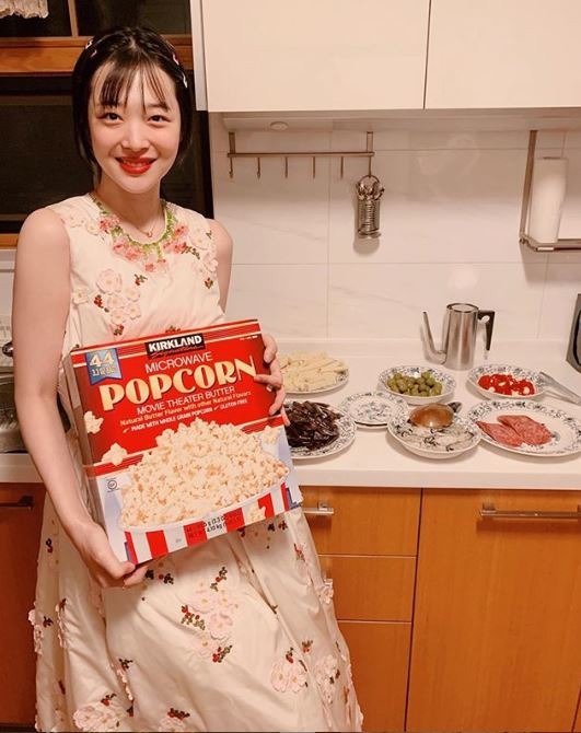 걸그룹 에프엑스 출신 스타 설리가 2019년 새해 첫날부터 SNS에 올린 사진 몇 장으로 논란의 중심에 섰다. /설리 인스타그램 캡처