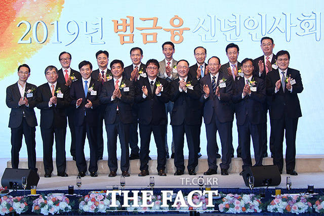 2019 범금융 신년인사회가 3일 오후 2시 서울 중구 롯데호텔 크리스탈볼룸에서 열린 가운데 홍남기 경제부총리 겸 기획재정부 장관(오른쪽에서 네 번째)과 내빈들이 기념촬영을 하고 있다. /중구=남용희 기자