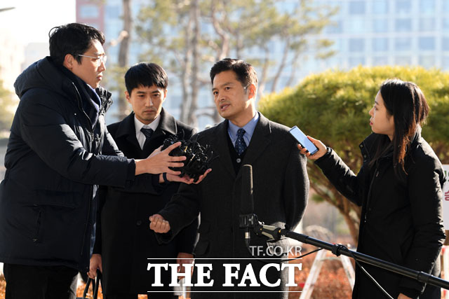 김 수사관은 이날 새로운 변호인인 이동찬 변호사와 동행했다. 김 수사관과 그의 오른쪽(사진상 왼쪽)에 선 이 변호사 모습. /남윤호 기자