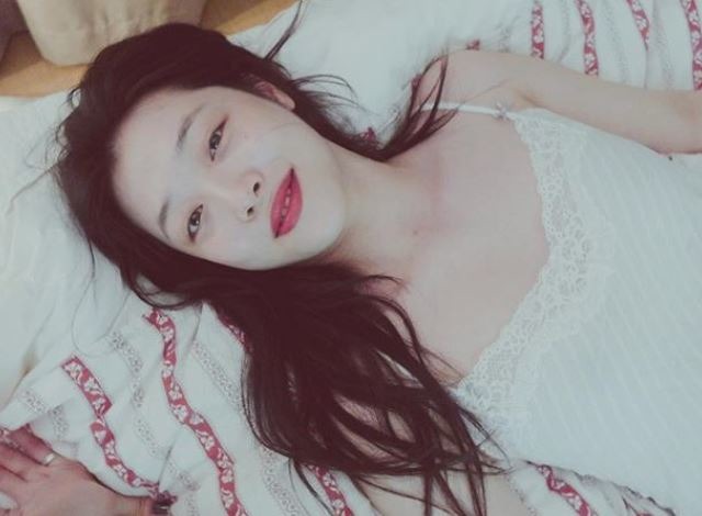 평소 자연스러운 일상의 모습을 올리며 팬들과 소통하는 설리. /설리 인스타그램 캡처