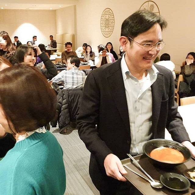 이재용 삼성전자 부회장이 3일 삼성전자 수원사업장 5G 네트워크 통신 장비 생산라인 가동식 일정을 마치고, 구내식당에서 임직원들과 함께 점심 식사를 했다. /독자 제공