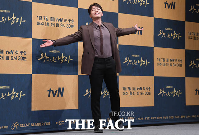 배우 여진구가 3일 서울 강남구 언주로 임피리얼팰리스 서울에서 열린 tvN 왕이 된 남자 제작발표회 포토타임에서 광대를 표현하고 있다. /김세정 기자