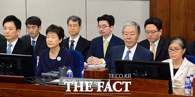 박근혜 전 대통령(왼쪽)이 서울중앙지법 417호 대법정에서 열린 592억여원의 뇌물혐의에 대한 첫 번째 공판에 출석한 최 씨. /사진공동취재단