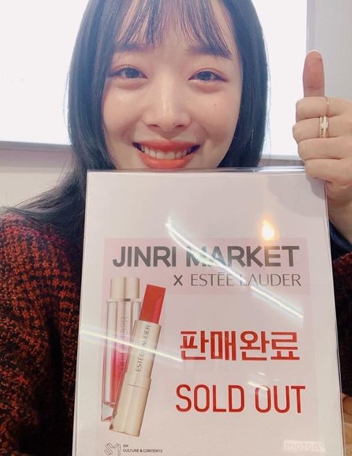 리얼리티 프로그램 진리상점에서 설리는 자신의 이름을 내건 립스틱을 완판시켰다. /설리 인스타그램 캡처