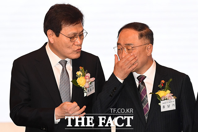최종구 금융위원회 위원장(왼쪽)과 대화 나누는 홍남기 경제부총리 겸 기획재정부 장관.