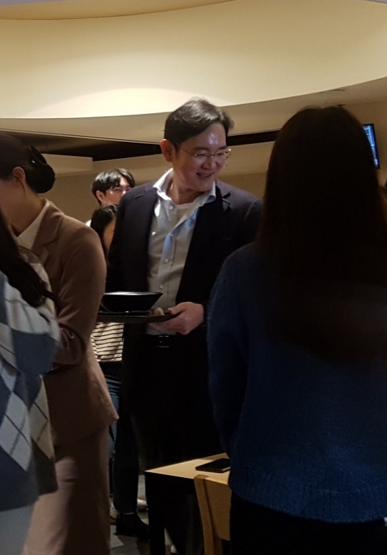 이재용 부회장은 직원들과 함께 배식을 받기 위해 줄을 서고, 인사를 건네는 직원들 한 명 한 명과 악수를 나누며 소탈한 인간미를 뽐냈다.