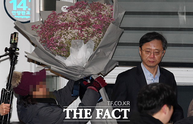 지난 3일 오전 0시 우병우 전 청와대 민정수석이 구속 384일 만에 석방됐다. 우 전 수석이 구치소를 나오자 한 지지자가 대형 안개꽃을 전하는 모습. / 임영무 기자