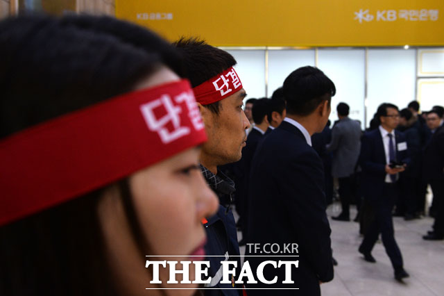 KB국민은행 경영진은 오는 8일 파업이 단행될 경우 일괄적으로 사임하겠다는 의사를 밝혔다. /더팩트DB