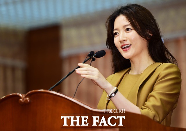 배우 이영애가 폐원 위기에 놓인 제일병원 인수 컨소시엄에 참여한다는 소식이 전해지자 여론이 들썩이고 있다. 이영애가 2015년 열린 제2회 대한민국 사극을 빛낸 스타상을 수상하고 있다. /더팩트 DB