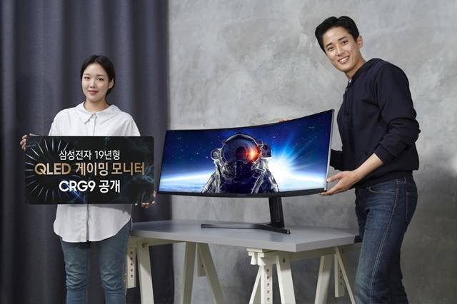 커브드 QLED 게이밍 모니터 신제품 CRG9(사진)은 생동감 넘치는 화질과 다양한 게임 모드를 지원해 게이밍에 최적화된 환경을 제공한다. /삼성전자 제공