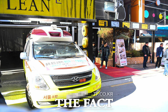 유서를 남기고 잠적했던 신재민 전 기획재정부 사무관이 지난 3일 오후 서울 관악구 신림동 한 모텔에서 발견돼 분당서울대병원으로 이송됐다. 신 전 사무관을 이송하는 응급차. /임세준 기자