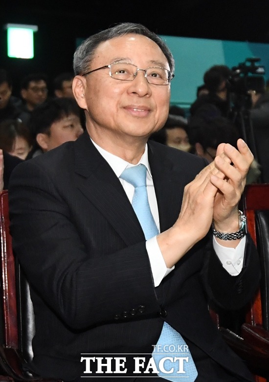 황창규 KT 회장이 오는 22~25일 스위스 다보스에서 열리는 2019 세계 경제포럼(WEF) 연차총회(다보스포럼)에 참석한다. 특히 비즈니스 리더 100여명으로 구성된 다보스포럼 국제비즈니스위원회 정기 미팅에 한국 기업인 최초로 참석할 예정이다. /더팩트 DB