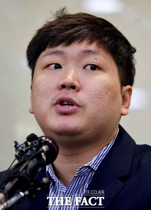 신재민 전 기획재정부 사무관의 부모가 3일 오후 신 전 사무관의 극단적 선택 시도와 병원 입원 등과 관련 사과문을 발표했다. 앞서 그는 청와대의 KT&G 사장 교체 개입 의혹과 적자국채 발행 압력 등을 주장한 바 있다./이덕인 기자