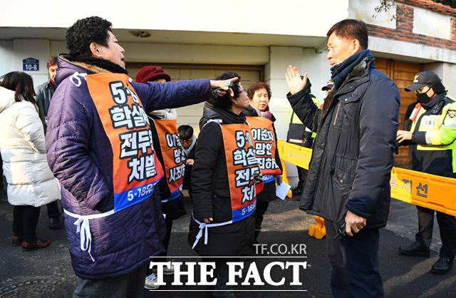 5.18 피해자 모임 오월을 사랑하는 사람들의 모임 회원들이 4일 오후 서울 서대문구 전두환 전 대통령 자택 앞에서 이순자 여사의 전두환은 민주주의의 아버지 발언과 관련해 규탄하고 있다. /임세준 기자