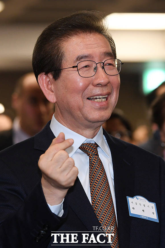 박원순 서울시장이 4일 오후 서울 종로구 세종문화회관 세종홀에서 열린 2019 서울시 신년인사회에 참석해 손하트를 만들어 보이고 있다. /남용희 기자