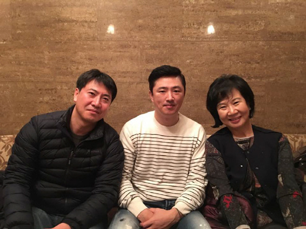 손혜원 의원이 지난 2016년 12월에 SNS에 올린 사진. 최순실 씨와 같이 일했다가 폭로자로 나섰던 (왼쪽부터) 노승일 씨, 고영태 씨다. 손 의원은 당시 이 두 사람을 적극적으로 보호했다. /페이스북 캡처