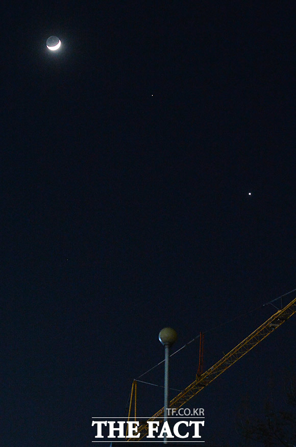 오늘(4일) 밤 11시 20분부터 내일(5일) 새벽까지 3대 유성우 중 하나인 사분의자리 유성우가 한반도 상공에서 밤하늘을 수놓을 예정이다. / 더팩트DB